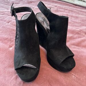 Boho suede Black Peep-Toe Wedges